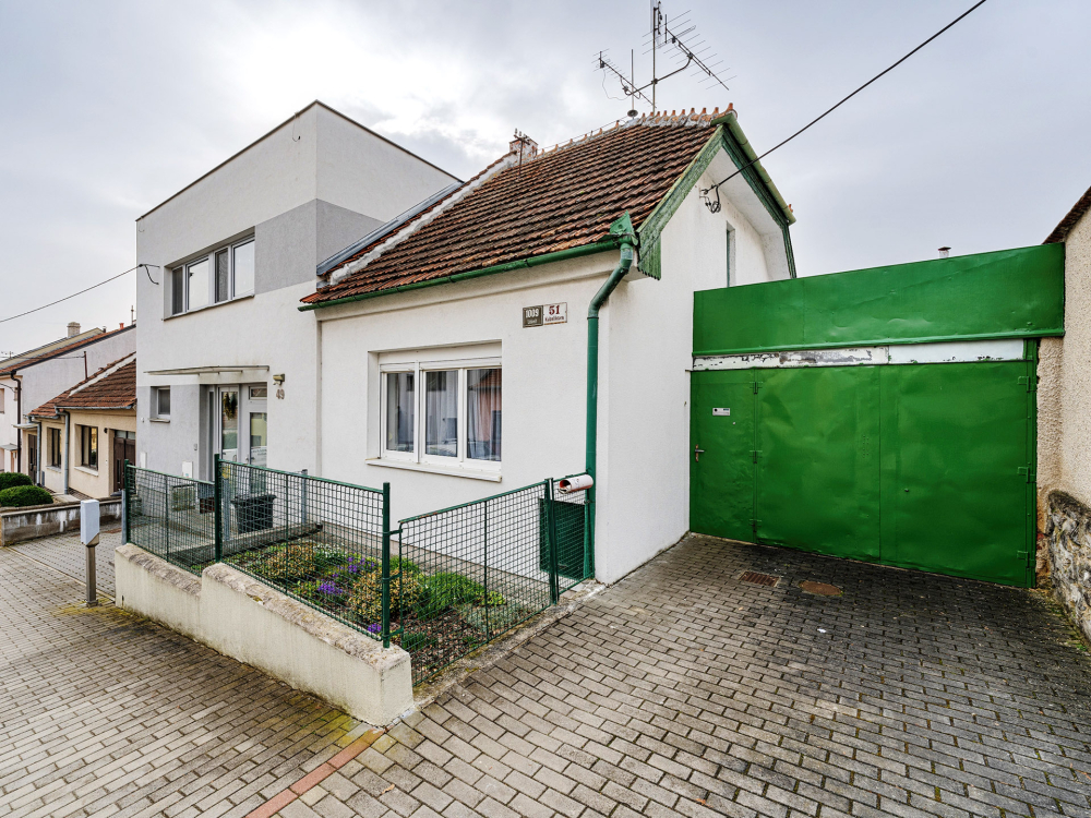 Neobvyklý dům s atriem a garáží v Brně