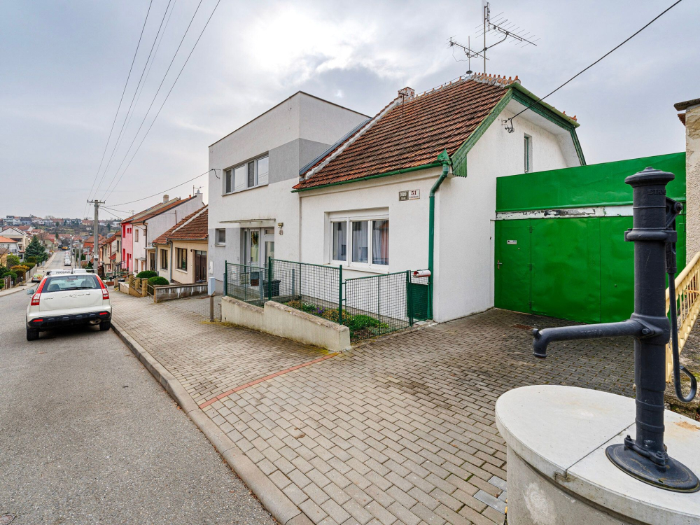 Neobvyklý dům s atriem a garáží v Brně